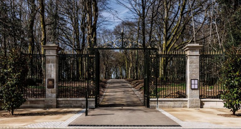 Entrée du domaine de Locguénolé